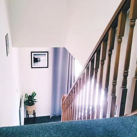 Modern 2 Bed House, Free Parking, Central Location