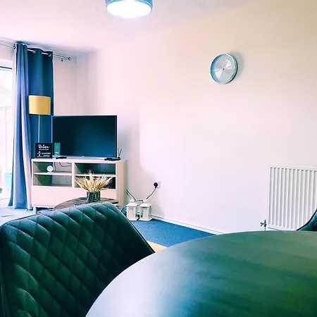 Modern 2 Bed House, Free Parking, Central Location