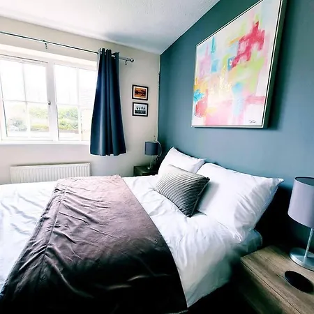 Modern 2 Bed House, Free Parking, Central Location 別荘 *