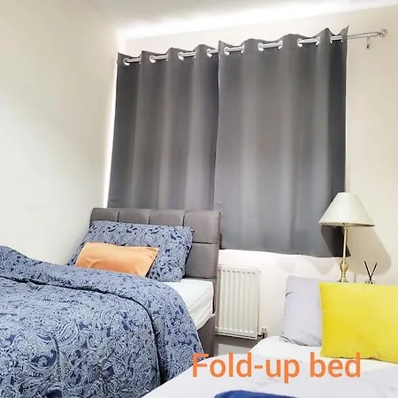 Modern 2 Bed House, Free Parking, Central Location *