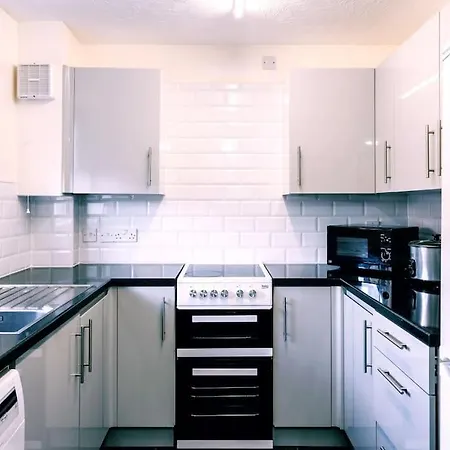 Modern 2 Bed House, Free Parking, Central Location * Бристоль