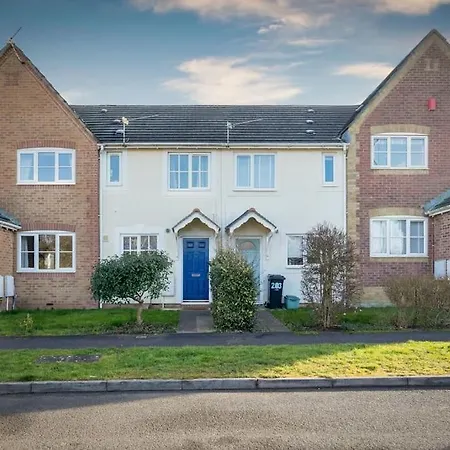 Modern 2 Bed House, Free Parking, Central Location
