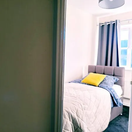 Modern 2 Bed House, Free Parking, Central Location *